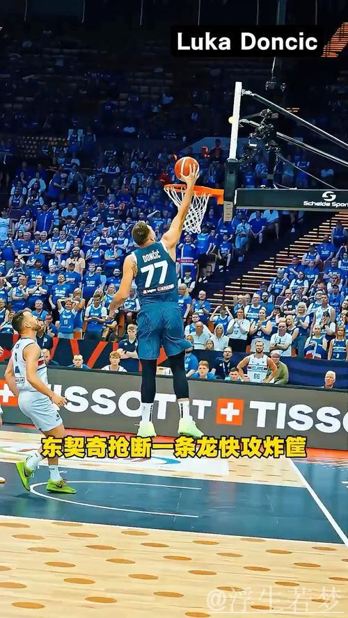 东契奇妙传助攻 海斯空接炸筐 东契奇妙传助攻 海斯空接炸筐