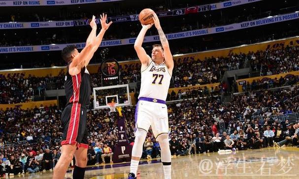 东契奇妙传助攻 海斯空接炸筐 东契奇妙传助攻 海斯空接炸筐